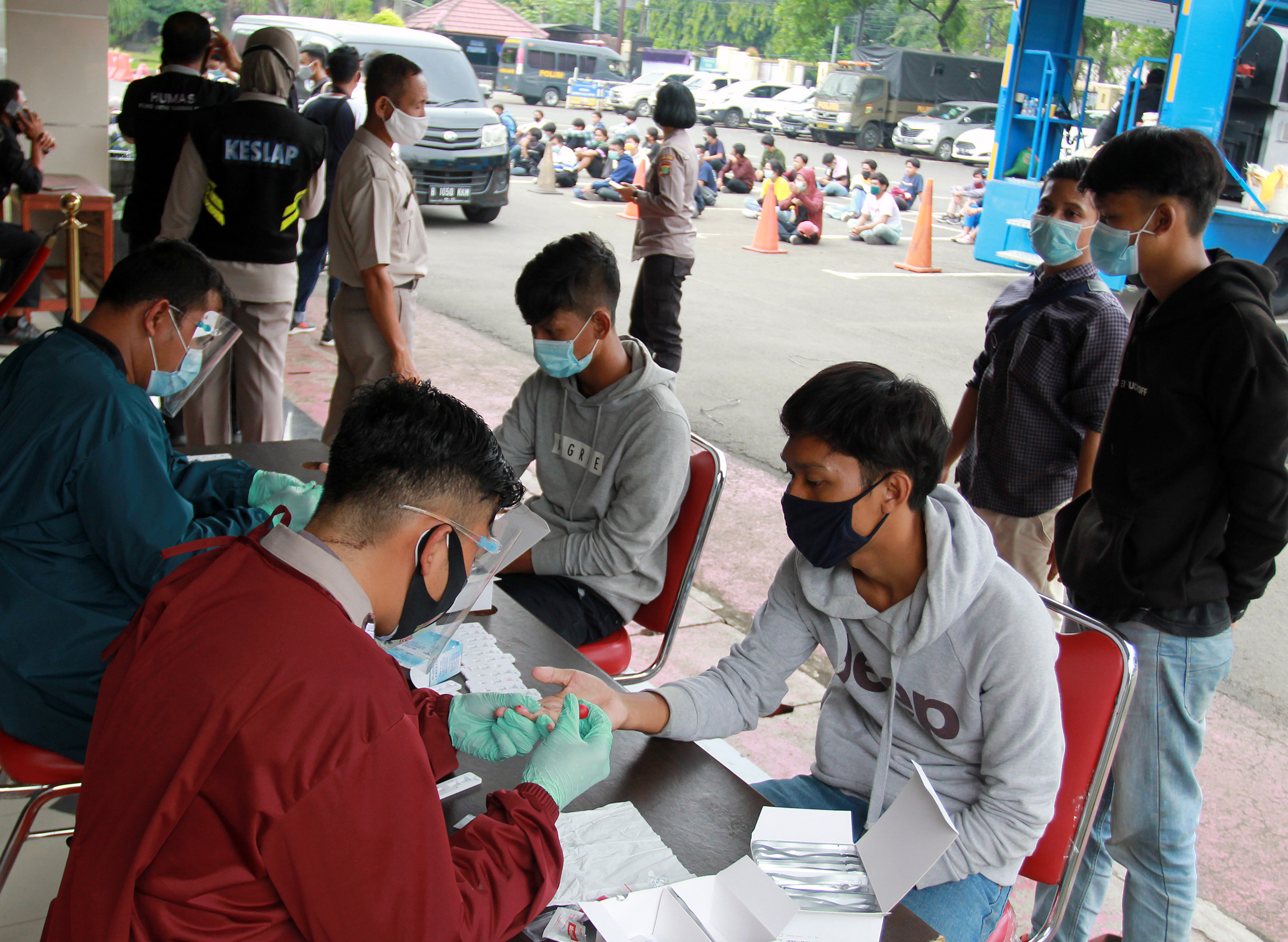 Pelajar yang ikut demonstrasi UU Cipta kerja menjalani rapid test di tangerang