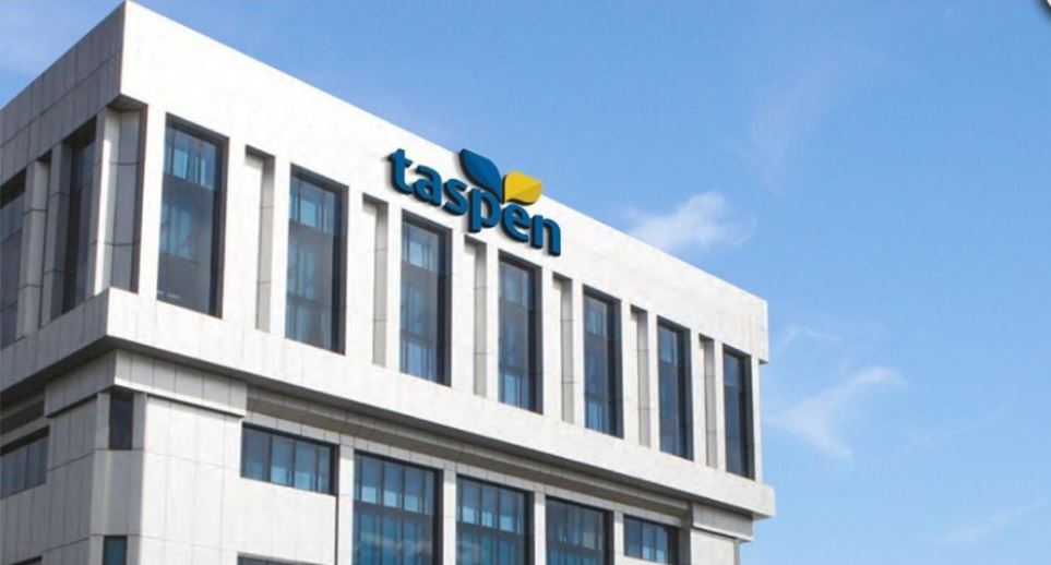 Logo Taspen terlihat di kantor BUMN asuransi itu.