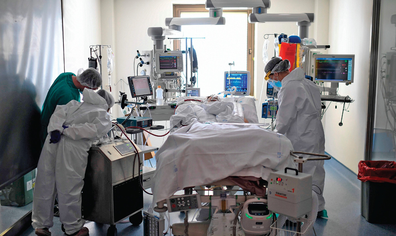 Beberapa peralatan medis digunakan untuk merawat pasien covid-19 di Intensive Care Unit (ICU) Rumah Sakit Ramony Cajal di Madrid.