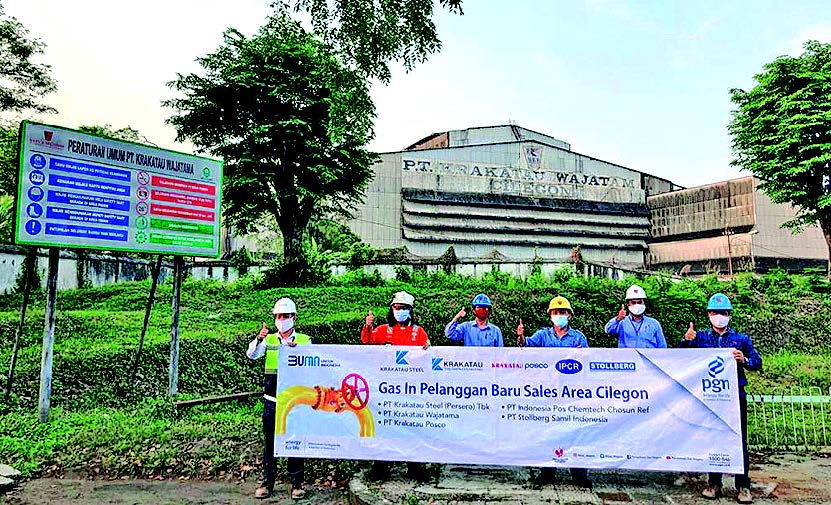 Petugas berfoto bersama depan pabrik PT Karakatau Wajatama seusai penyaluran gas pertama kali pada lima pelanggan di sektor baja dan logam.