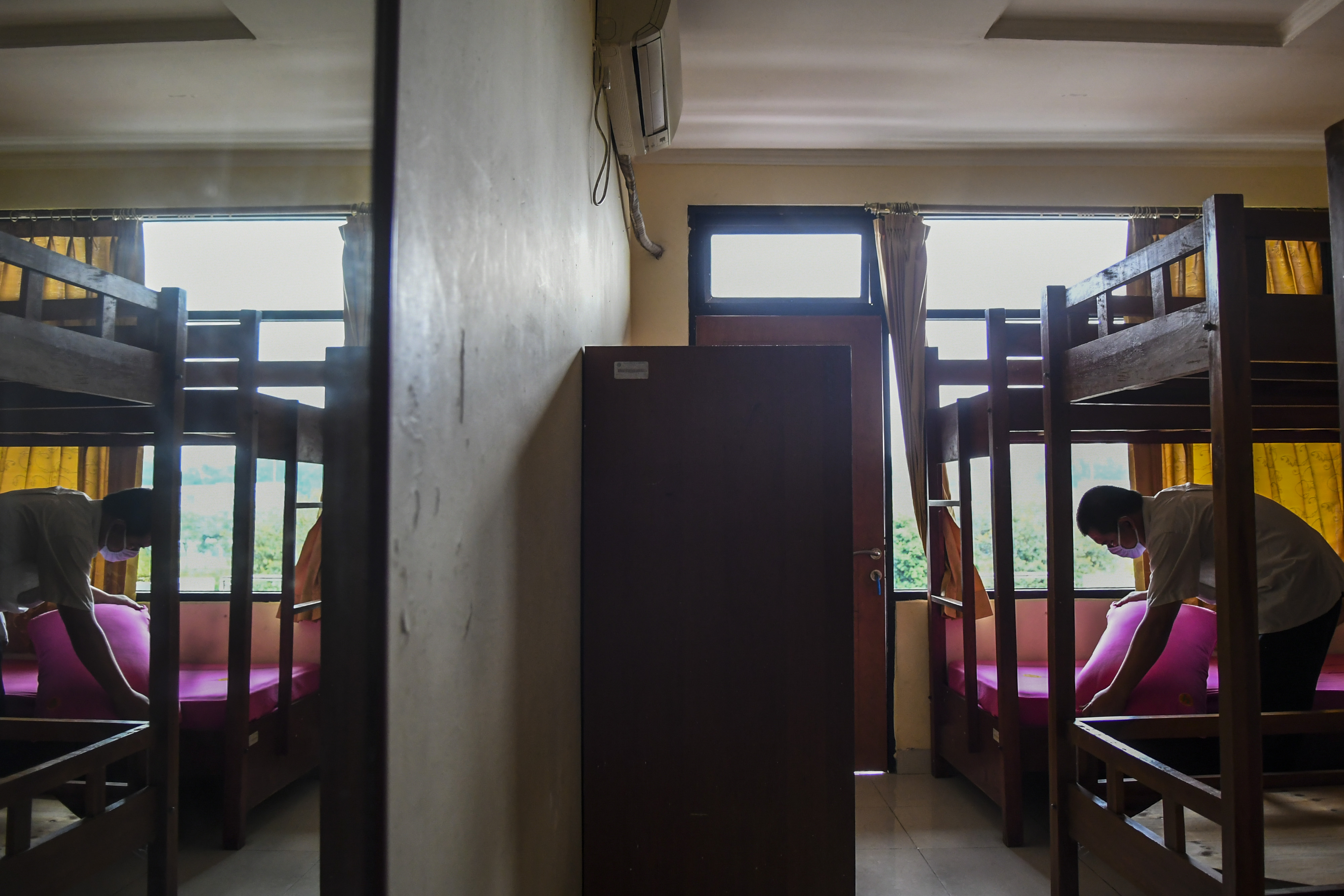 Petugas merapikan ruang isolasi mandiri pasien COVID-19 di Graha Wisata Ragunan, Jakarta, Rabu (30/9)