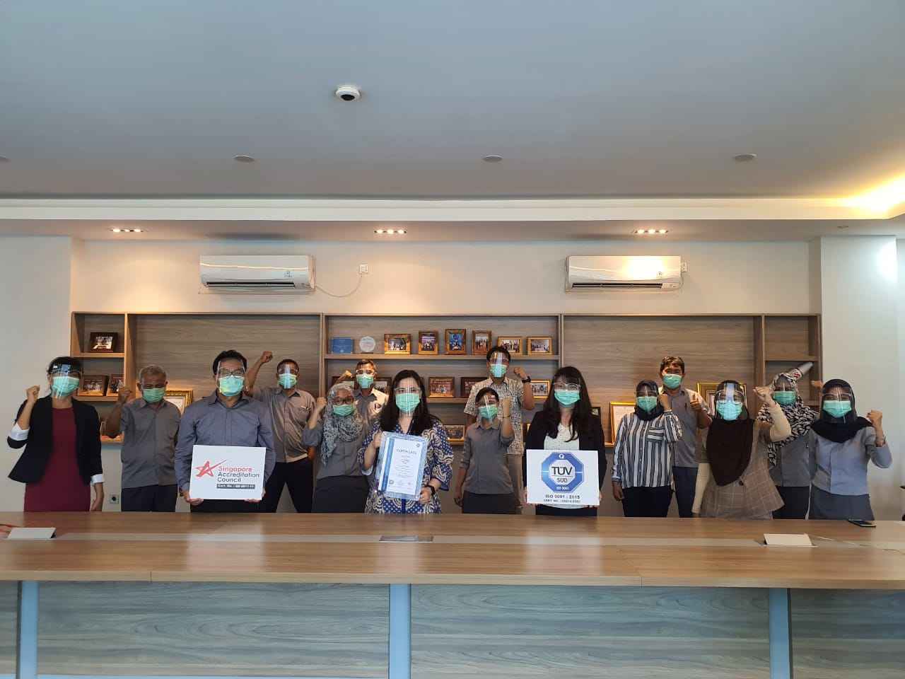 Para pegawai Meccaya Pharmaceuticalulus merayakan keberhasilan dalam pemenuhan standar mutu sertifikasi ISO 9001:2015.