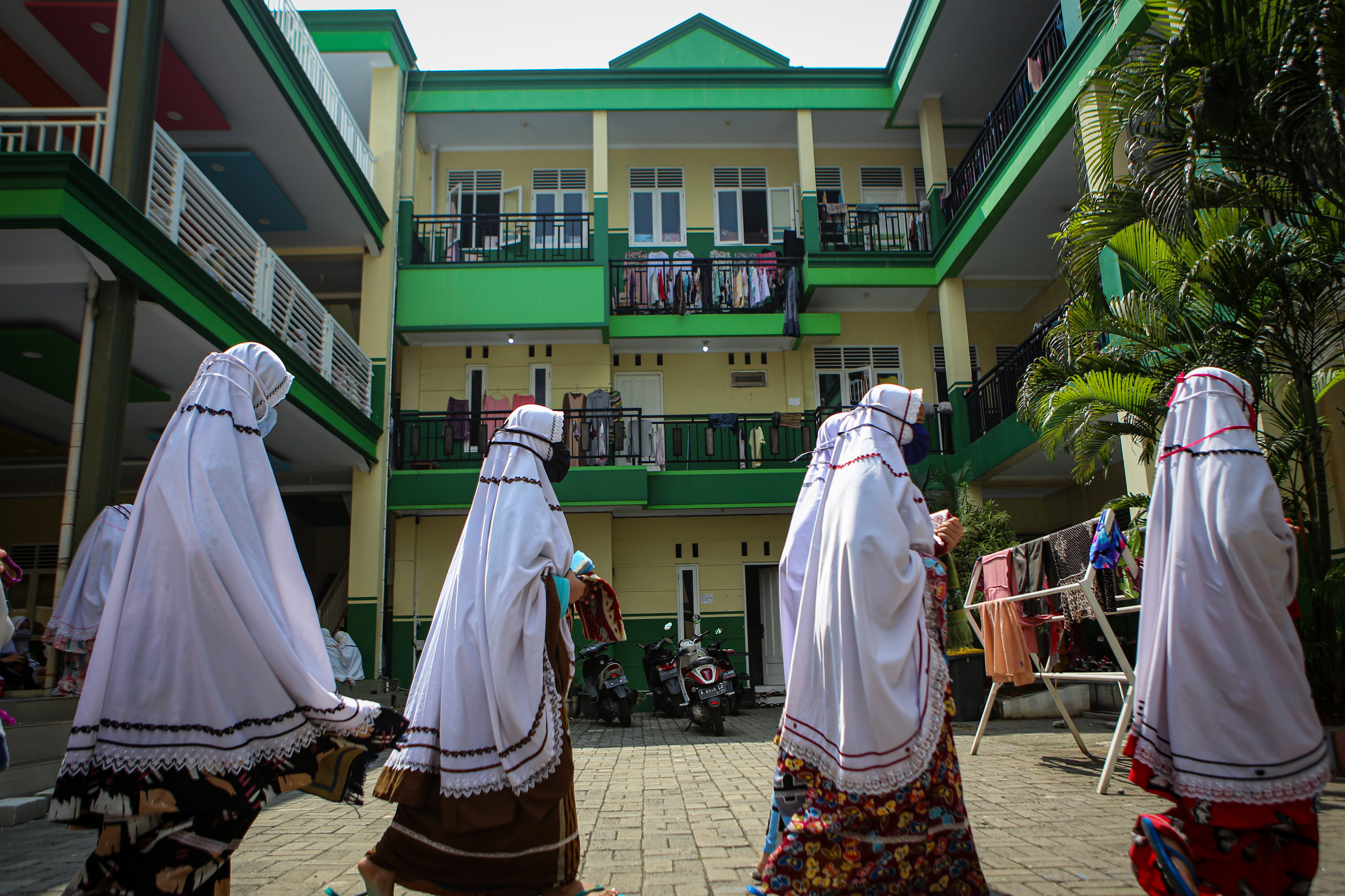 Suasana pesantren.