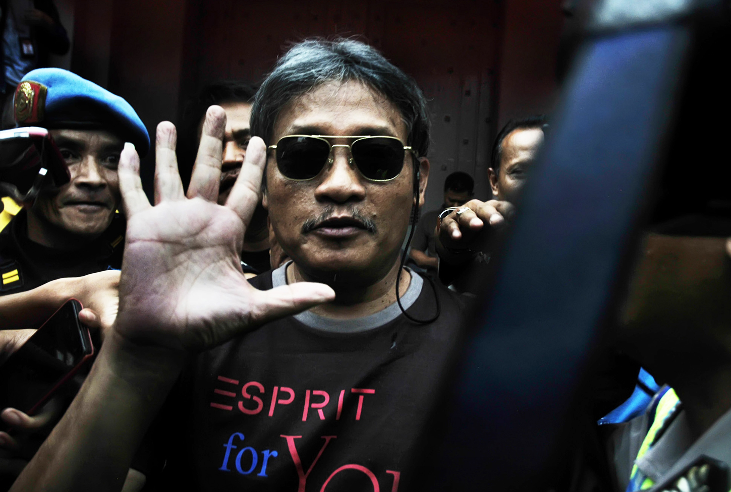 Pollycarpus Budihari Prijanto melambaikan tangan ke arah wartawan saat keluar meninggalkan Lapas Kelas 1 Sukamiskin, Bandung Jawa Barat.