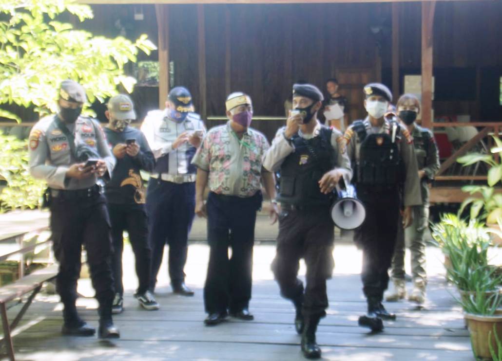 Satgas covid-19 palangka raya memberikan imbauan kepada pengunjung tempat wisata untuk tetap lakukan protokol kesehatan.