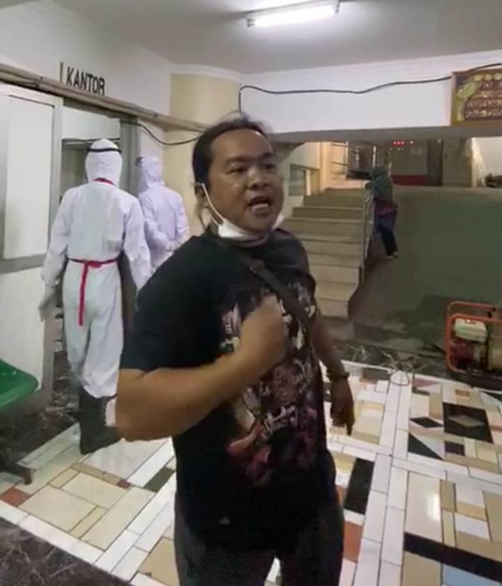 Dede Sunarya yang merupakan adik dari NS viral di media sosial mengamuk karena lamanya hasil tes swab NS keluar.