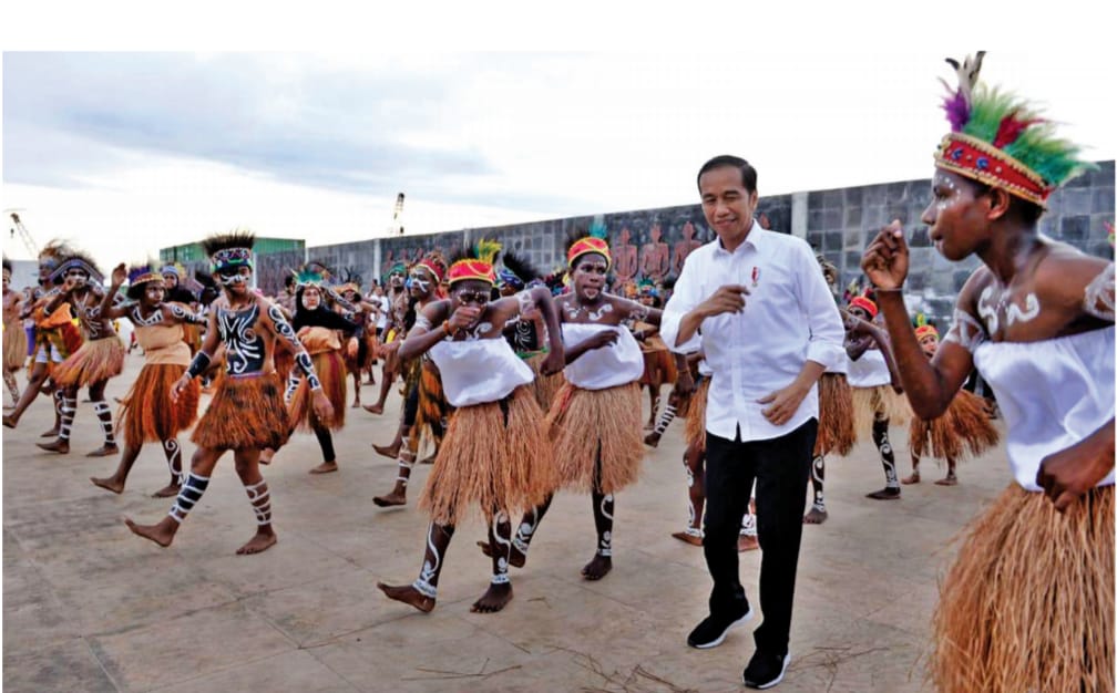 Presiden Jokowi ikut menari bersama mudamudi yang menyambut kedatangannya bersama Ibu Negara Iriana dalam kunjungan kerja ke Papua Barat.