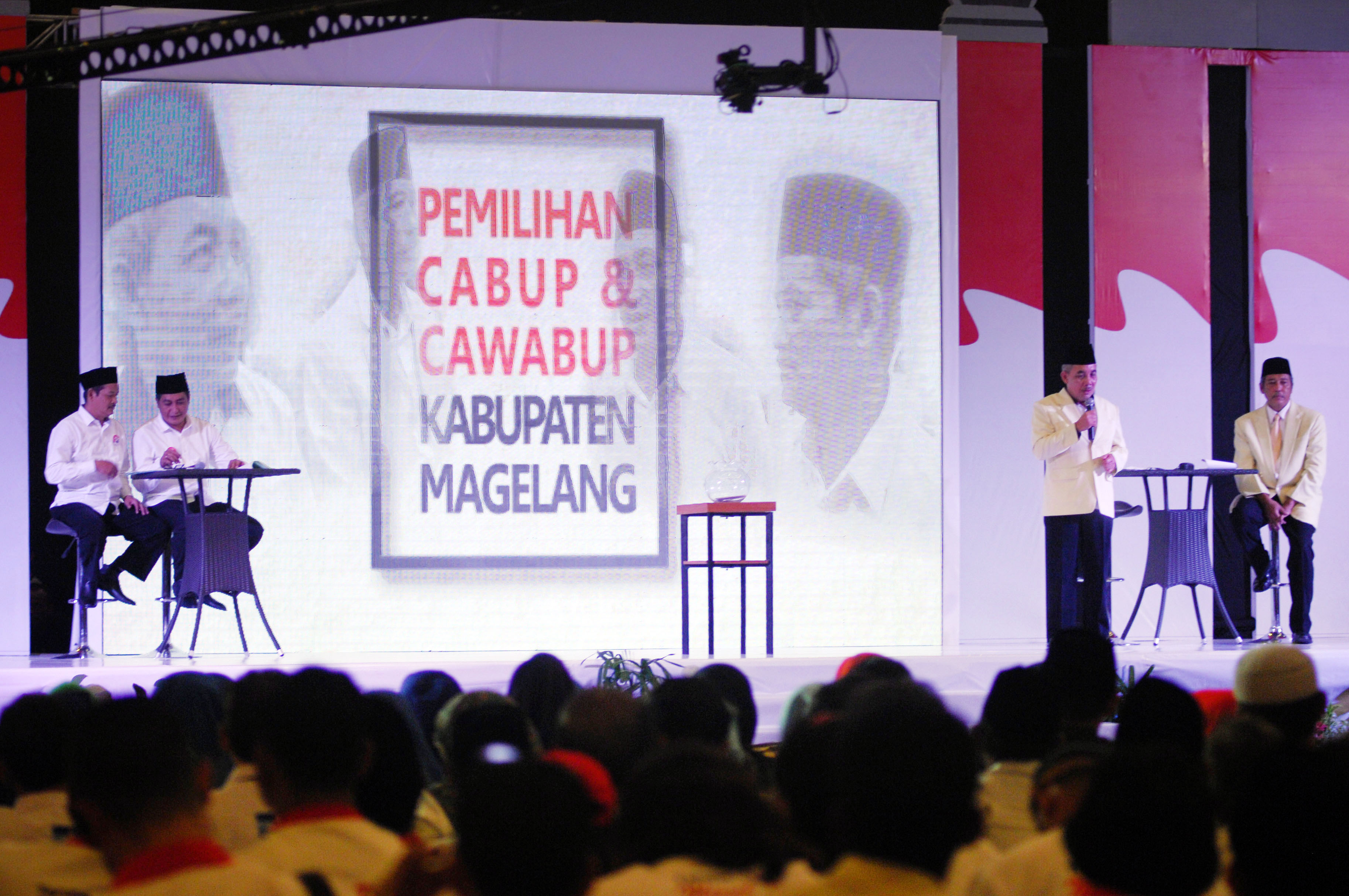 Biasanya debat publik terbuka diikuti masing-masing pendukung paslon, karena korona debat publik di Pilkada Kab.Malang tanpa pendukung.