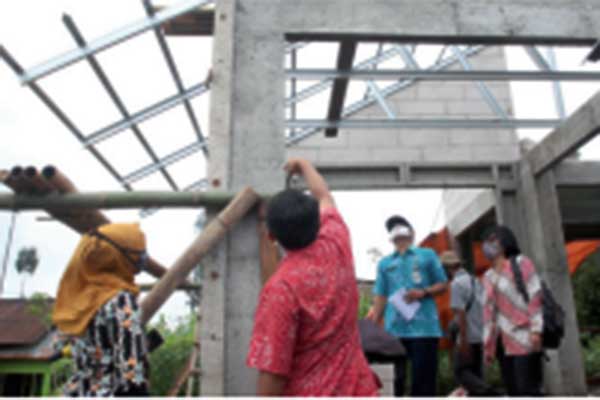 Sebuah rumah tahan gempa atau yang disebut Ruspin sedang dibangun di Kabupaten Wonosobo, Jawa Tengah.