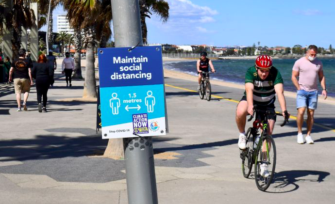 Warga berolah raga di St Kilda Beach Melbourne pada 3 September 2020