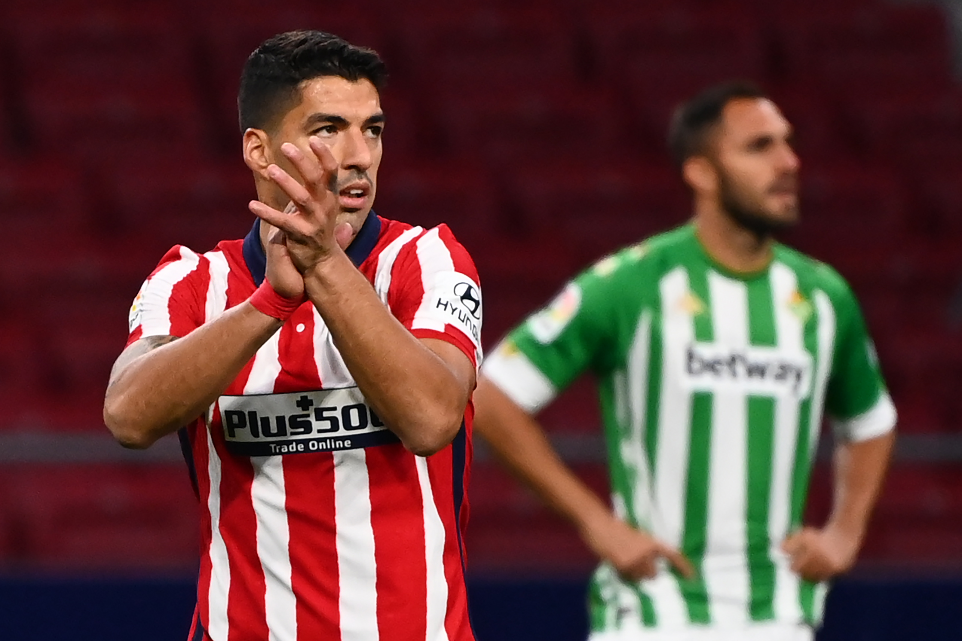 Penyerang Atletico Madrid Luis Suarez melakukan selebrasi usai mencetak gol ke gawang Real Betis.