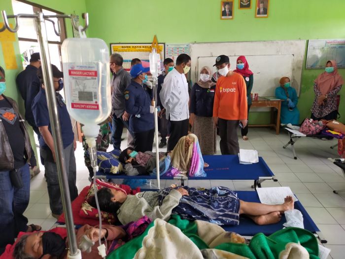Wakil Wali Kota Tasikmalaya, Muhammad Yusuf menjengkuk pasien keracunan nasi kuning di ruang kelas SDN Puspasari, Jumat (9/10/2020) 