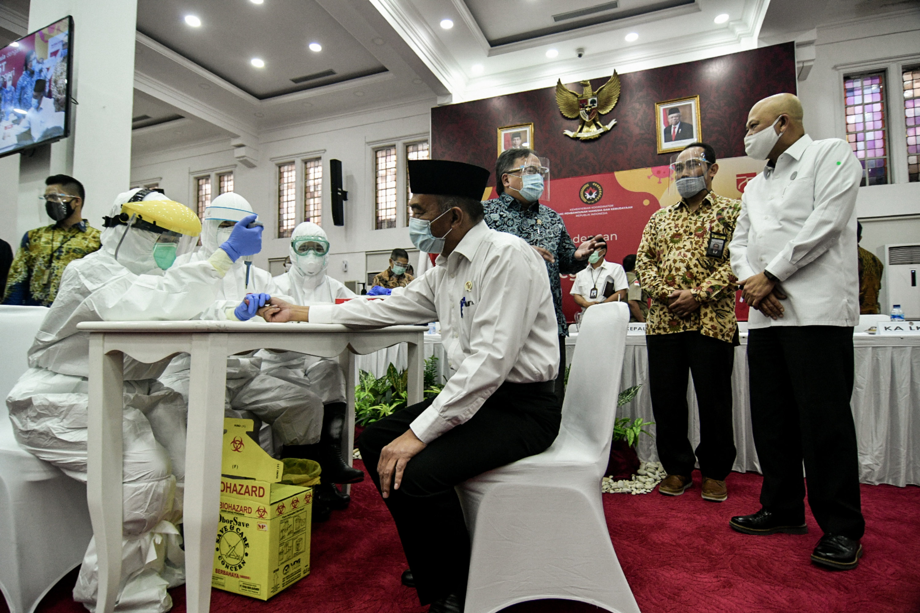 PELUNCURAN ALAT RAPID TEST DALAM NEGERI: Menteri Koordinator Bidang Pembangunan Manusia dan Kebudayaan Muhadjir