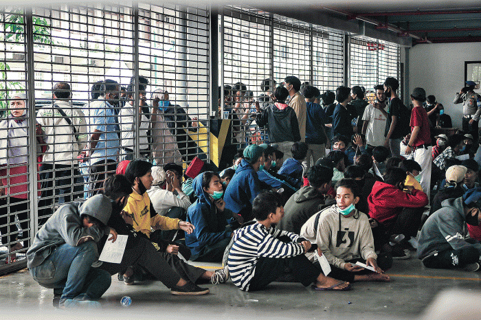 :Puluhan pengunjuk rasa menolak UU Cipta Kerja dikumpulkan di Gedung Parkir Barang Bukti Ranmor di Polda  Metro Jaya