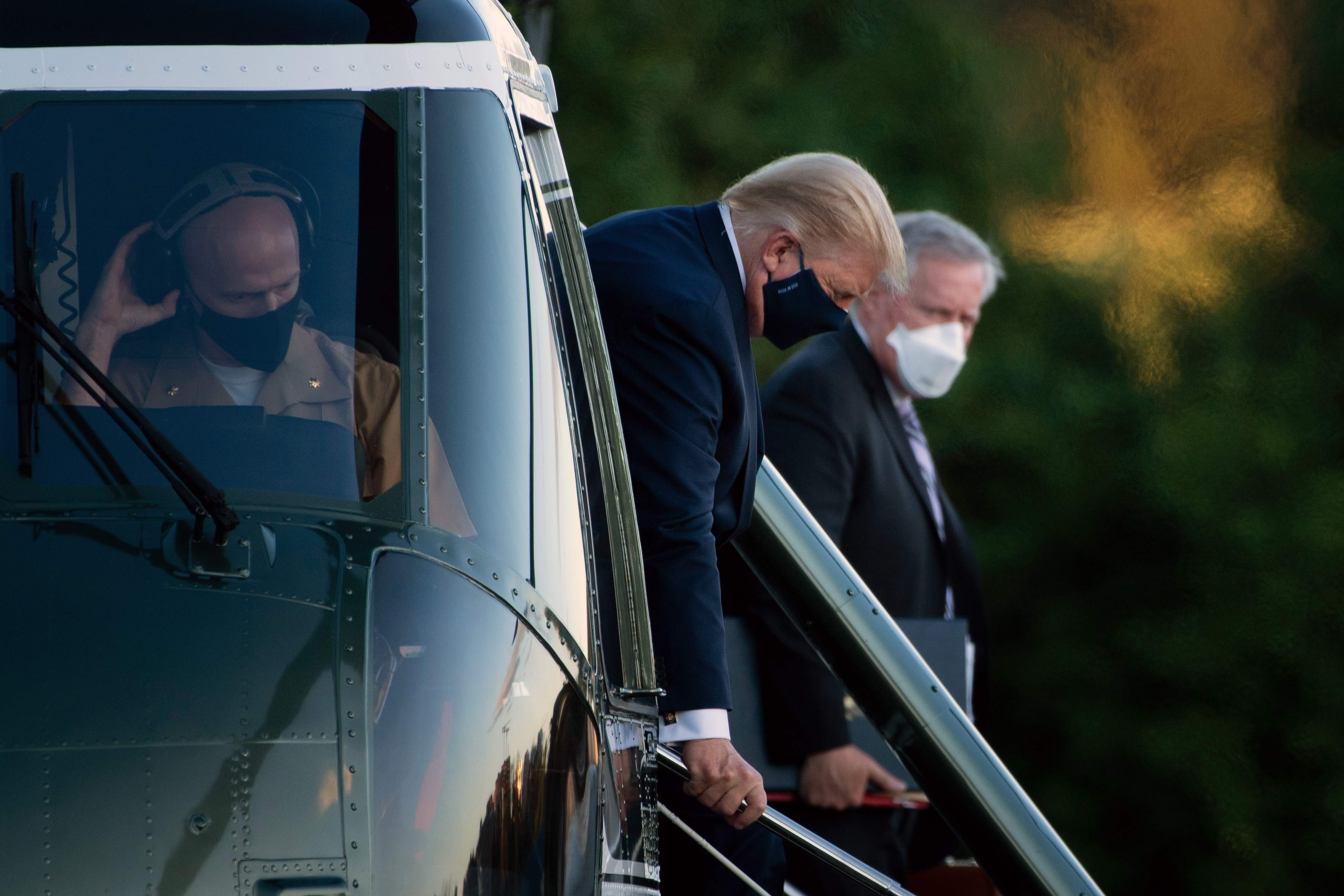Presiden AS Donald Trump turun dari helikopter Marine One saat tiba di Walter Reed Medical Center, Bethesda, Maryland, AS.