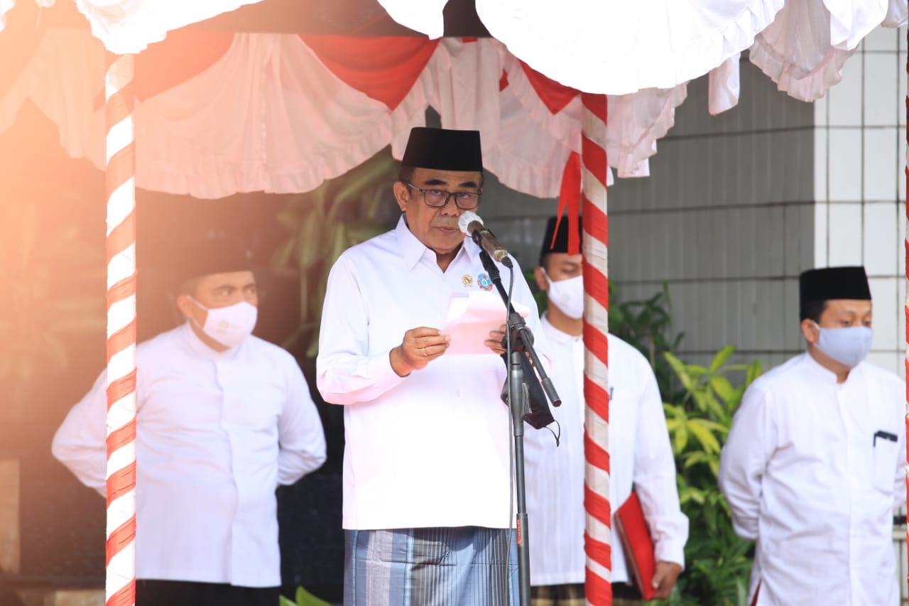 Menteri Agama Fachrul Razi memimpin upacara Peringatan Hari Santri di Kantor Kementerian Agama, Jakarta, Kamis (22/10/2020).