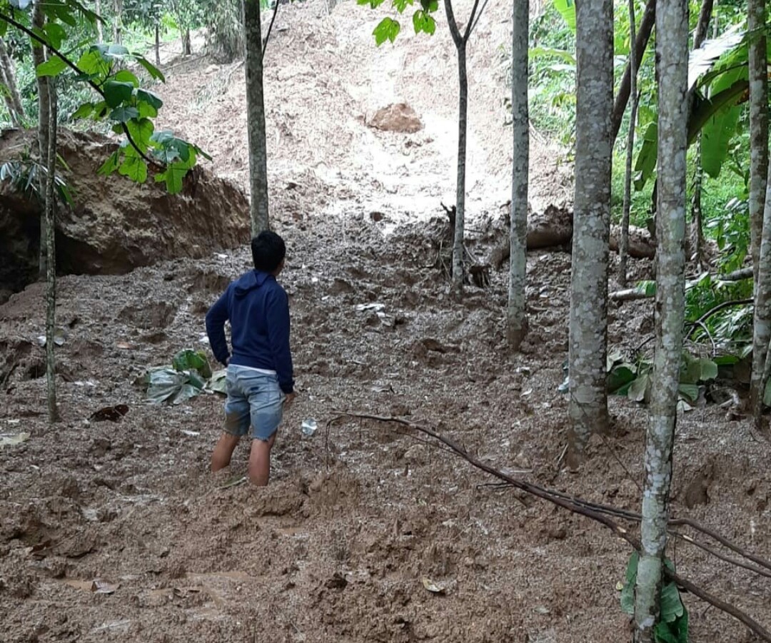 Longsor di Kampung Sukahurip RT 033 RW 13, Desa Cikalong, Kecamatan Sodonghilir, Kabupaten Tasikmalaya 