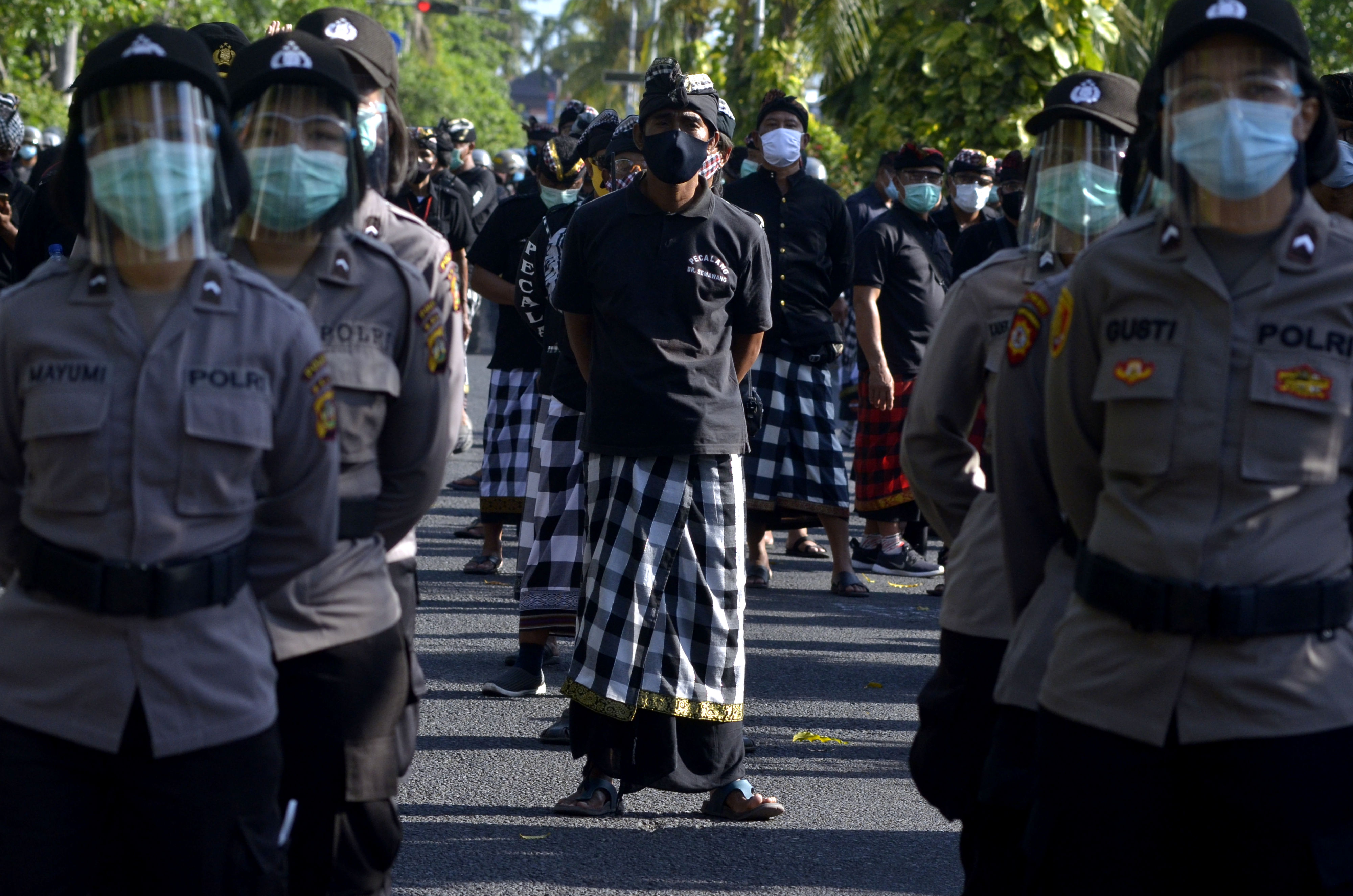 Pecalang atau petugas keamanan adat Bali bersama petugas kepolisian berjaga saat pelaksanaan aksi Bali Tidak Diam di Denpasar, Kamis (22/10)