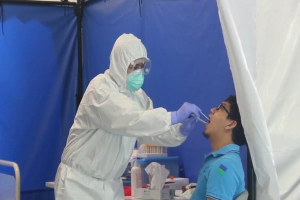 Ilustrasi--Kegiatan Swab for Heroes Season kedua di National Hospital Surabaya, Senin, 29 Juni 2020