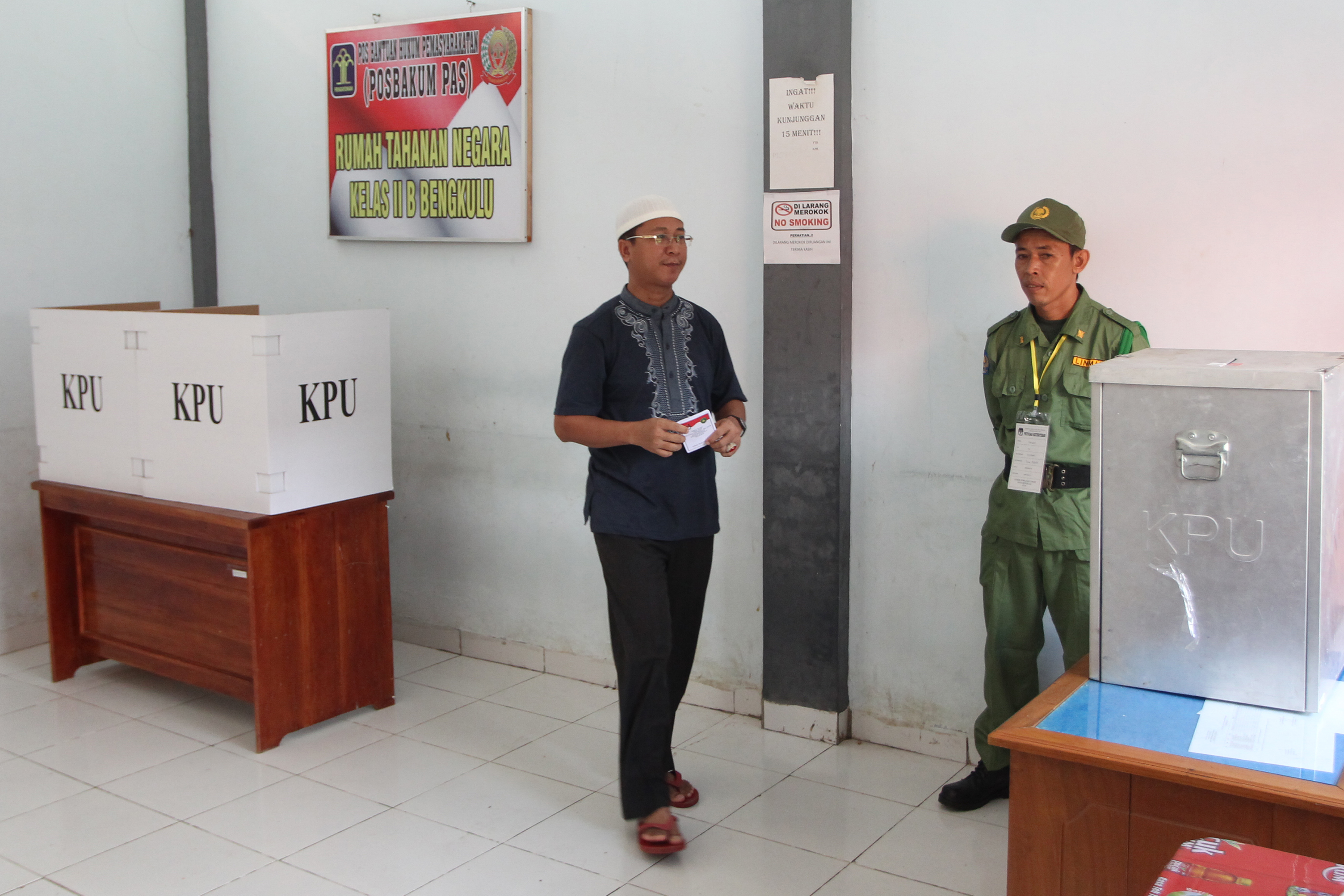  Mantan Gubernur definitif Bengkulu Junaidi Hamzah (kiri) memberikan hak suaranya di TPS 03 Rutan Malabero.