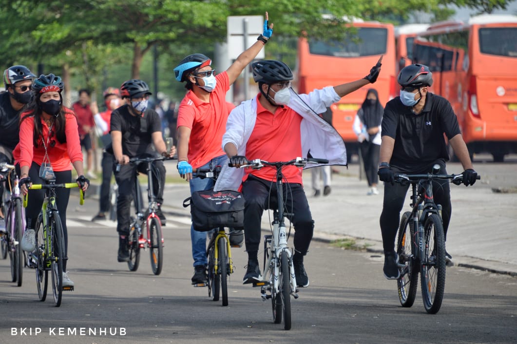 Menhub Budi Karya Sumadi berolahraga dengan bersepeda
