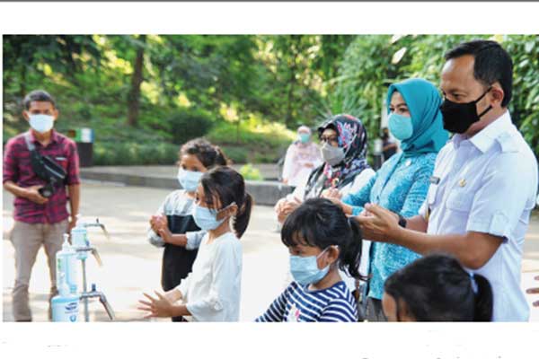 Wali Kota Bogor Bima Arya (kanan) bersama anak-anak mengikuti gerakan delapan langkah mencuci tangan pakai sabun 