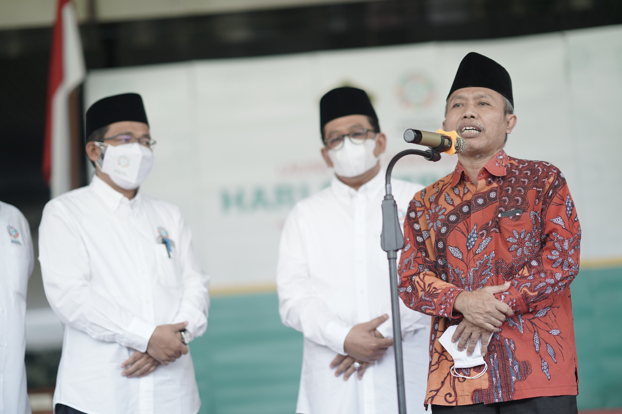Dirjen Penyelenggaraan Haji dan Umrah Kemenag, Nizar (baju batik)