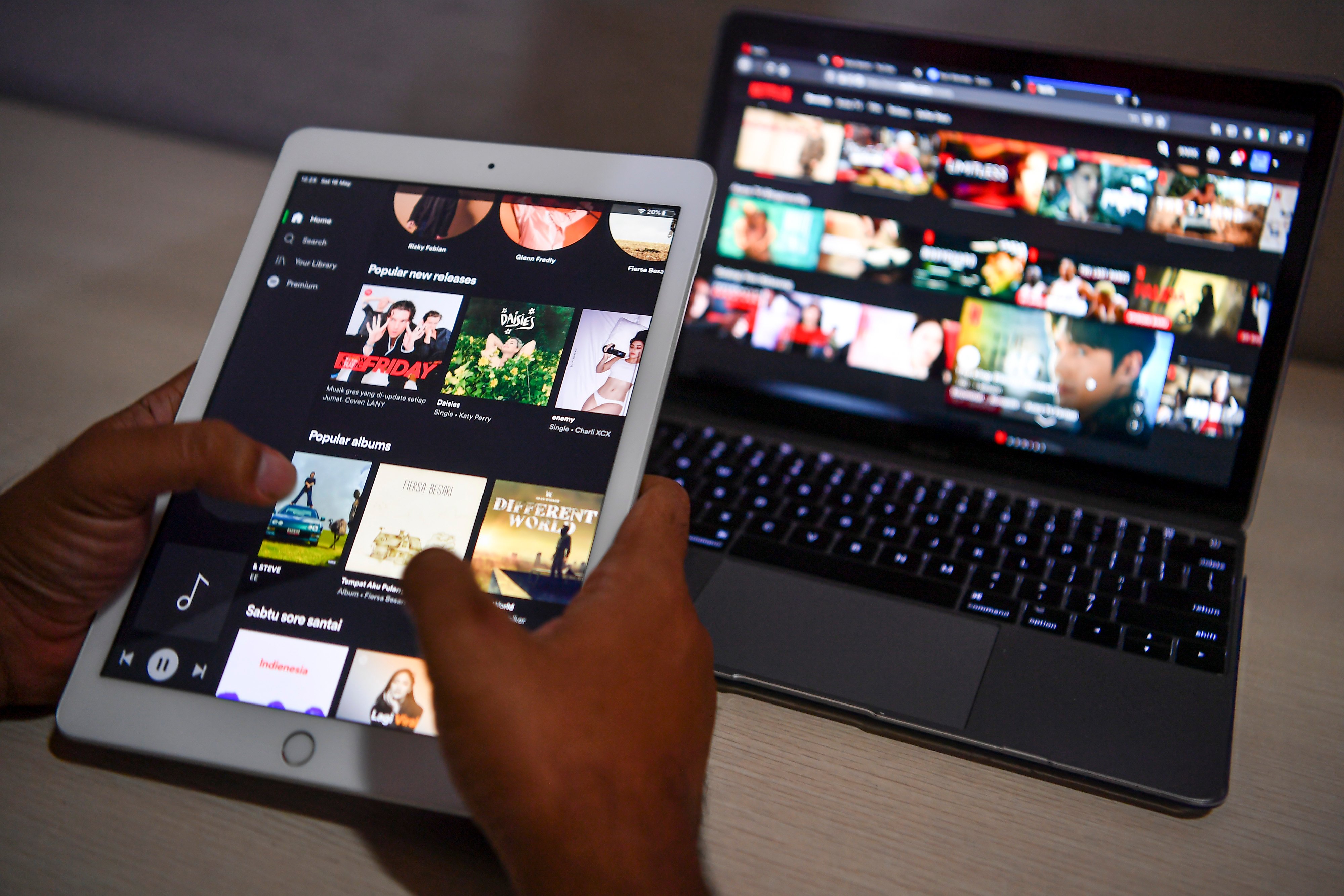  Warga mengakses layanan film daring melalui gawai di Jakarta, Sabtu (16/5/2020