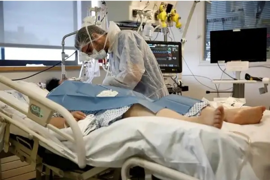 Pasien Covid-19 dirawat di sebuah rumah sakit. 