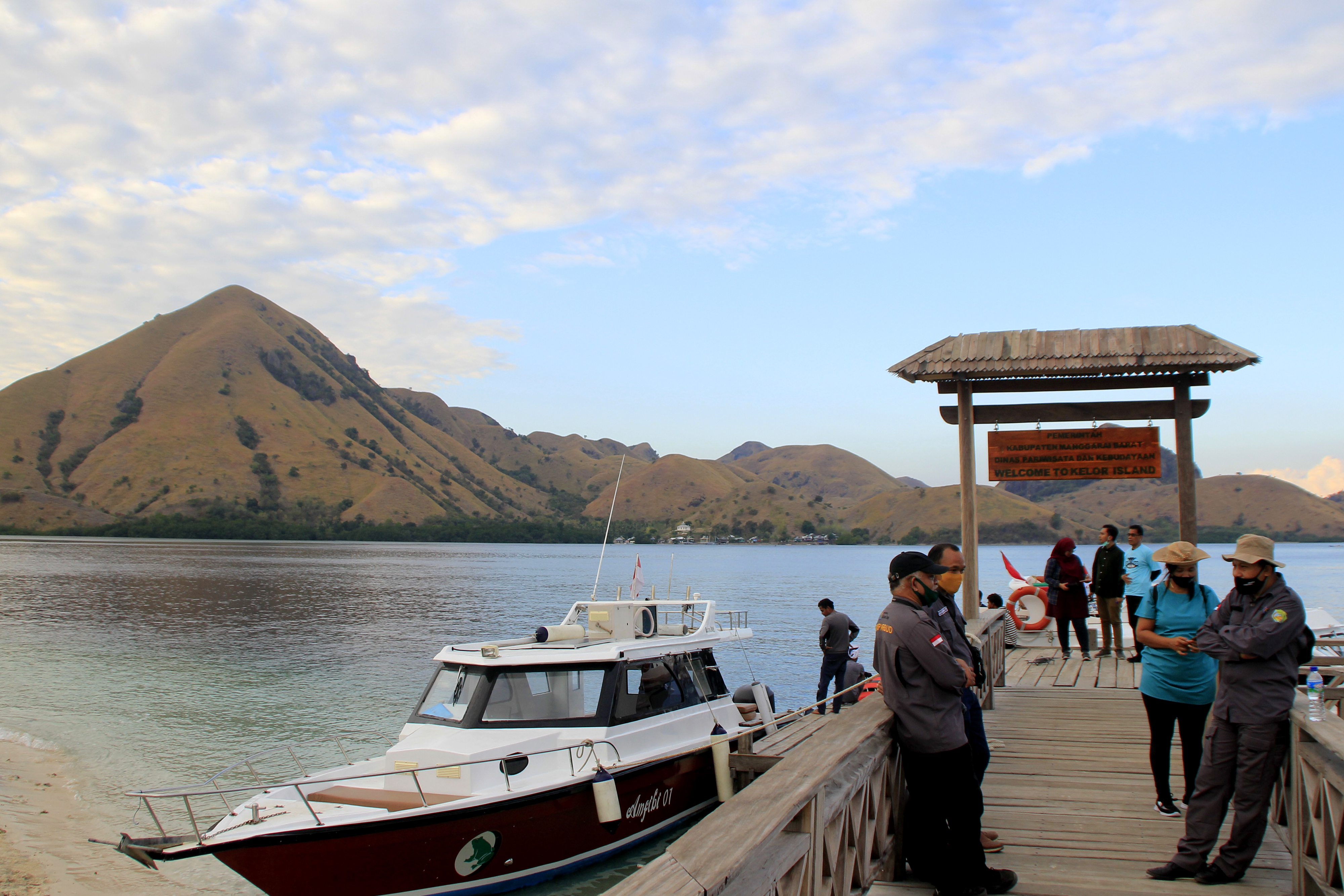 Petugas menggunakan masker saat bertugas di pintu masuk kawasan wisata Pulau Kelor di Taman Nasional (TN) Komodo, Manggarai Barat, NTT.