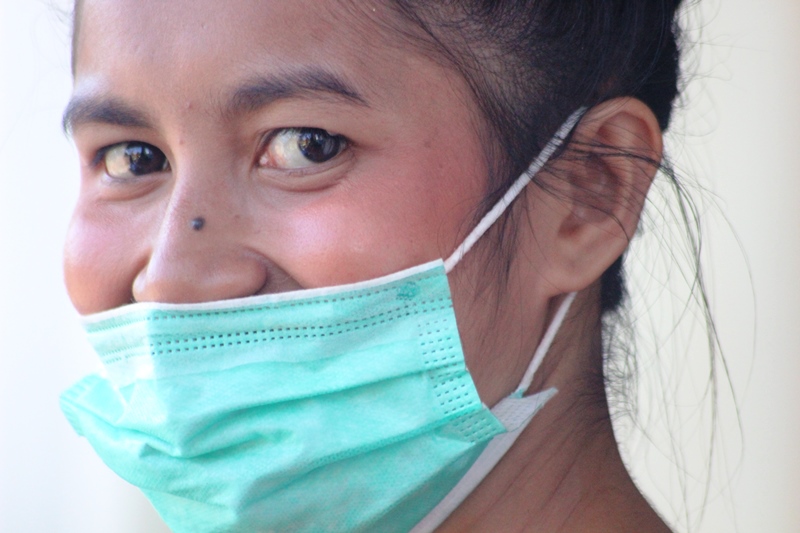 Salah satu warga di Sikka menggenakan masker.
