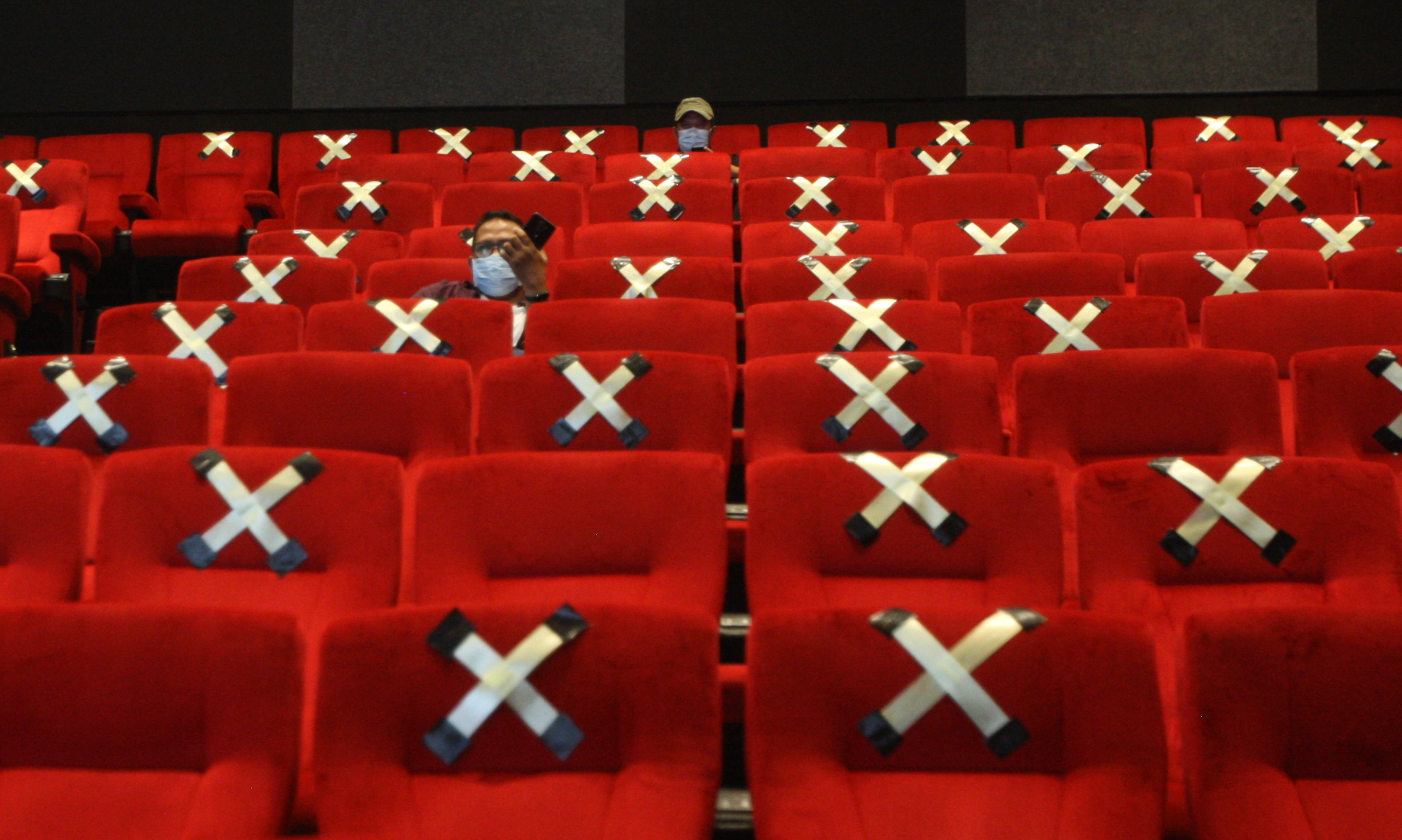 Pengunjung menyaksikan film yang diputar di Cinepolis, Plaza Semanggi, Jakarta, Sabtu (24/10).