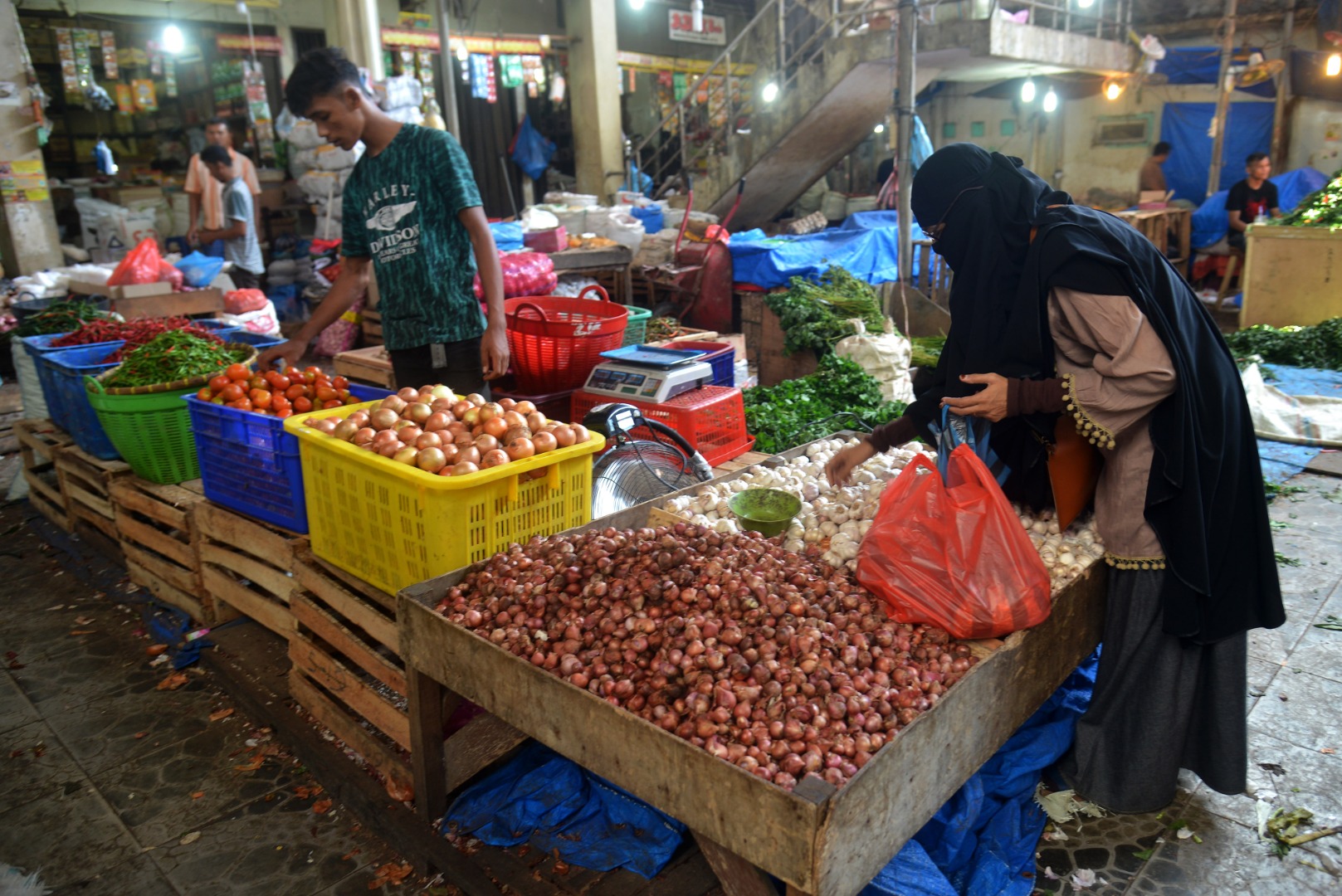 Ilustrasi--Warga berbelanja bawang merah dan komoditas pangan lainnya di pasar tradisional Peunayung, Banda Aceh.