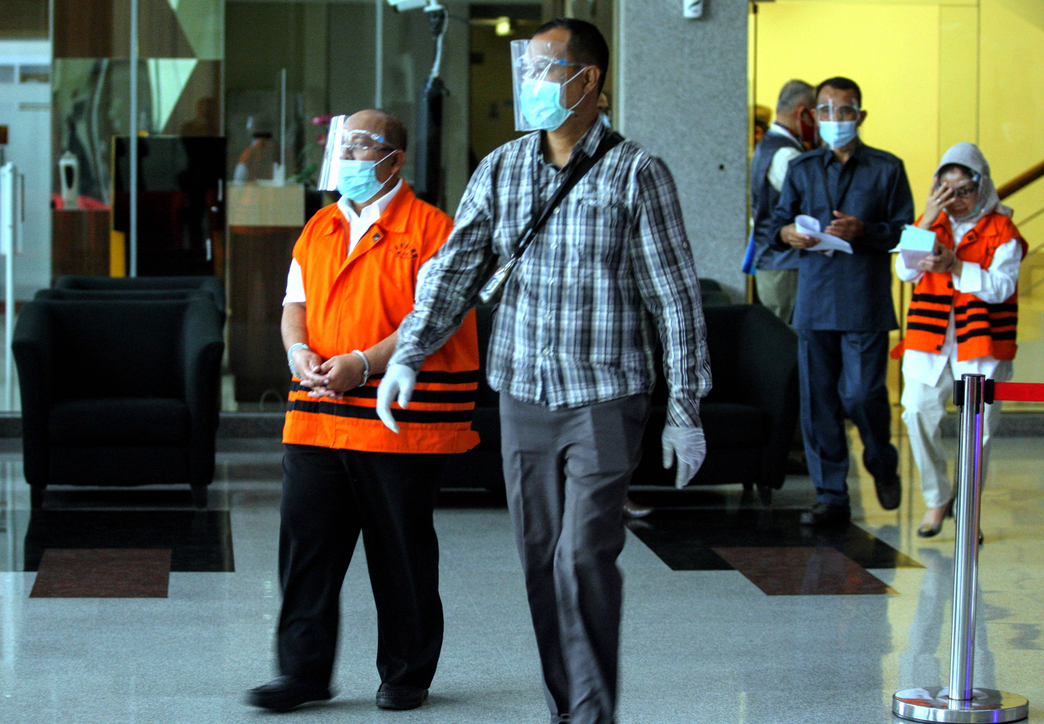 Bupati Kutai Timur Ismunandar dan Istrinya Encek UR Firgasih yang  juga ketua DPRD Kutim yang jadi tersangka kasus di Pemkab Timur