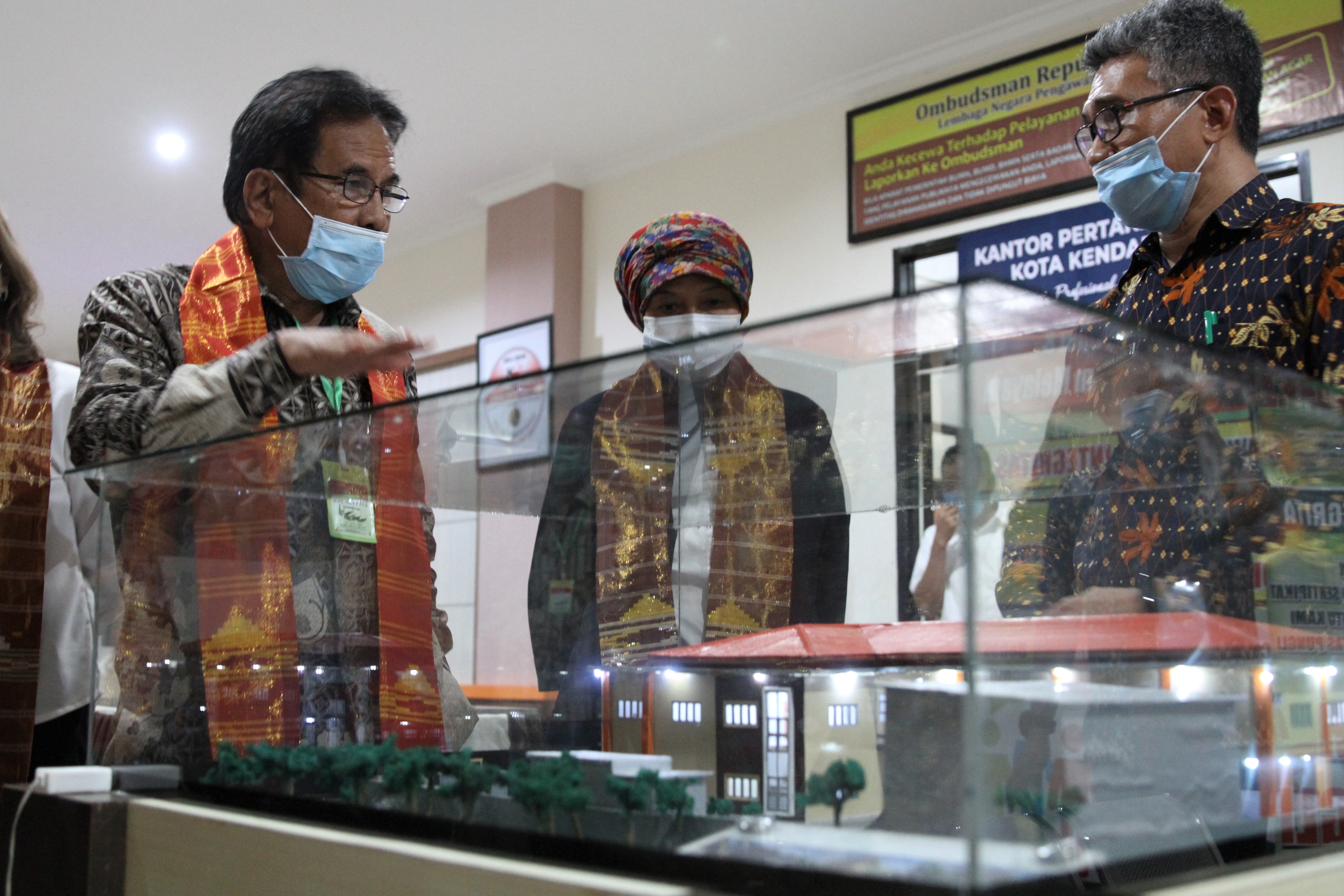  Menteri ATR/BPN Sofyan A. Djalil (kiri) berbincang di Kantor BPN Kendari, Kendari, Sulawesi Tenggara, Selasa (1/9/2020).