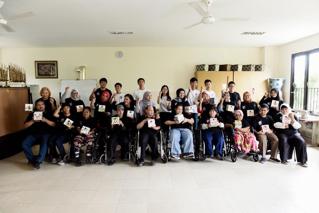 Para penyandang disabilitas bisa memasarkan karya kreatif mereka melalui Handycapables.com.