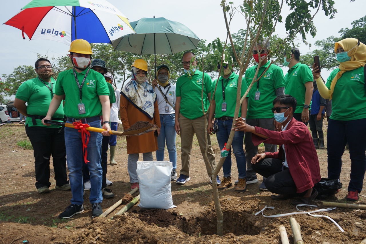 Penanaman pohon di Kartika Residence, Karawang