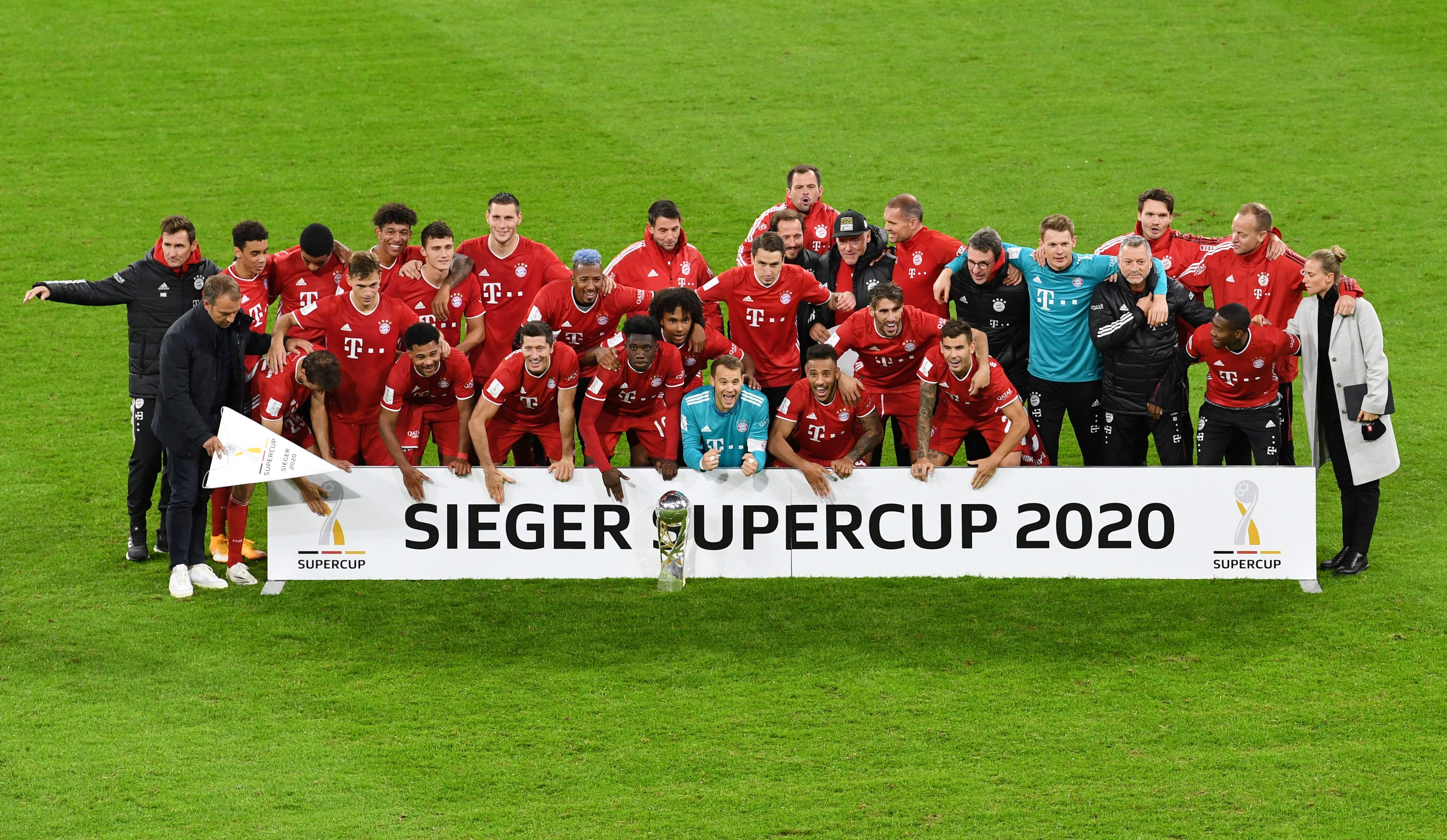 Bayern Muenchen memenangi Piala Super Jerman 2020 setelah mengalahkan Dortmun 3-2  di Allianz Arena, Munich, Rabu (30/9/2020).