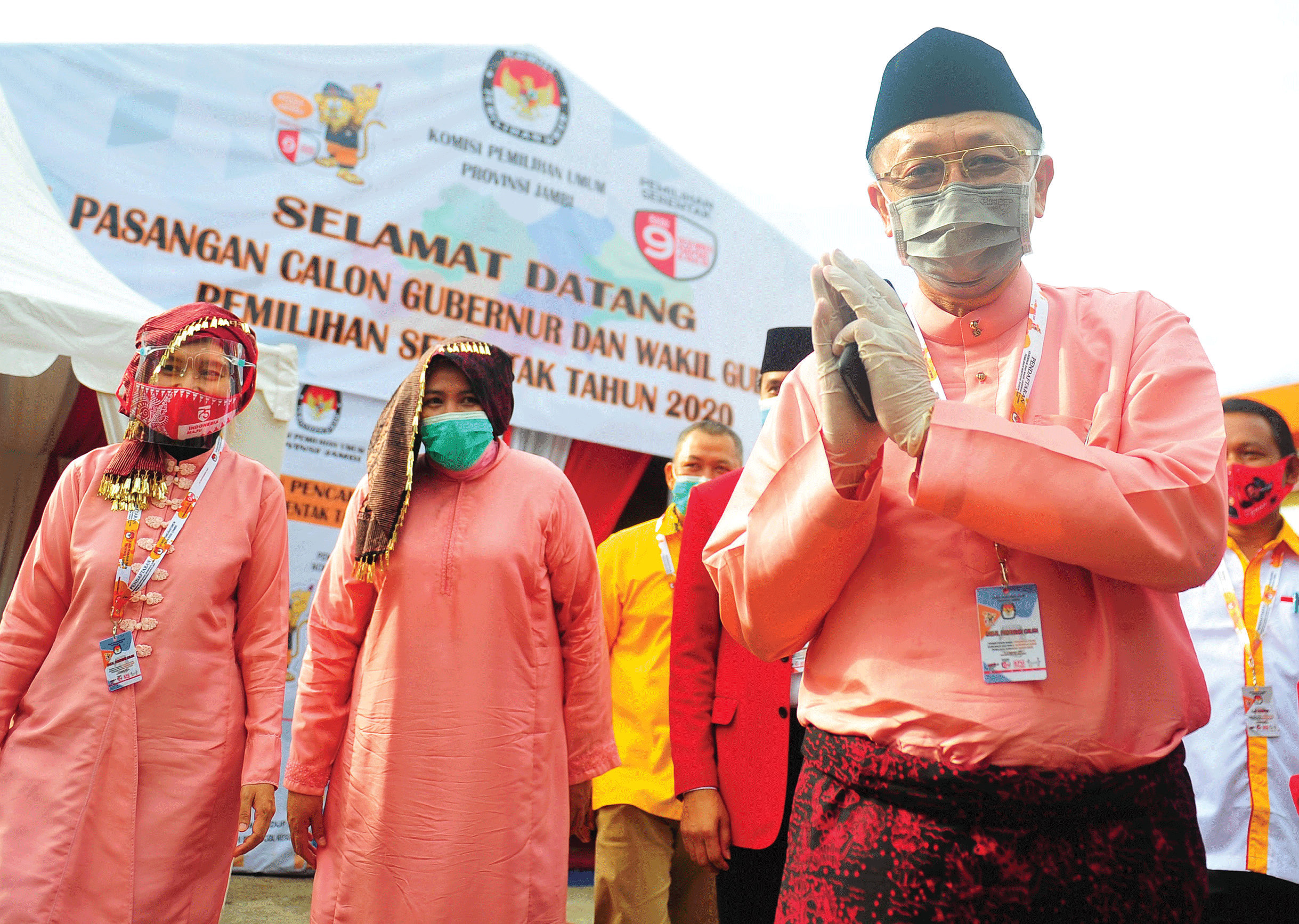Pasangan calon Gubernur dan Wakil Gubernur Jambi Cek Endra (kanan) dan Ratu Munawaroh Zulkifli (kiri) saat mendaftarkan diri  