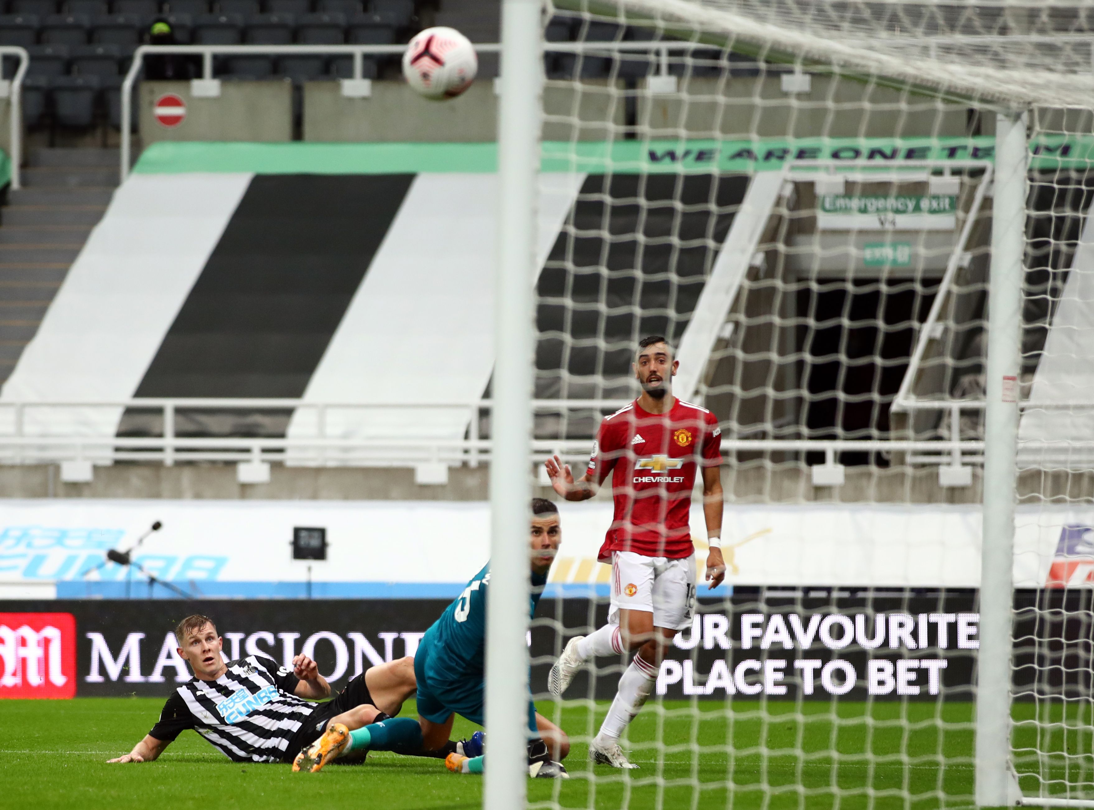 Manchester United menghempaskan Newcastle, 4-1 dalam laga lanjutan Liga Inggris. Minggu (18/10) WIB.