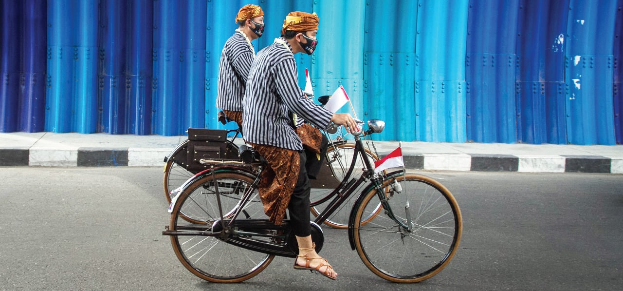 Pasangan calon Wali Kota dan Wakil Wali Kota Surakarta Gibran Rakabuming Raka (kanan) dan Teguh Prakosa (kiri) mengayuh sepeda ontel.