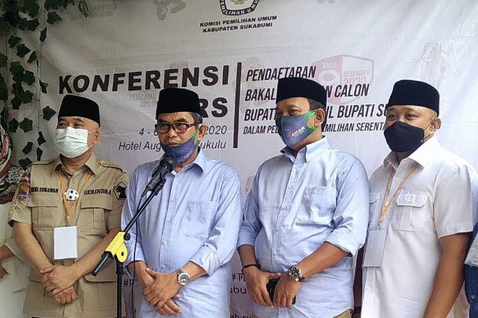 PASANGAN ADJO-IMAM: Pasangan calon Bupati dan Wakil Bupati Sukabumi Adjo Sardjono (kedua dari kiri) dan dan Iman Adinugraha kedua dari kanan