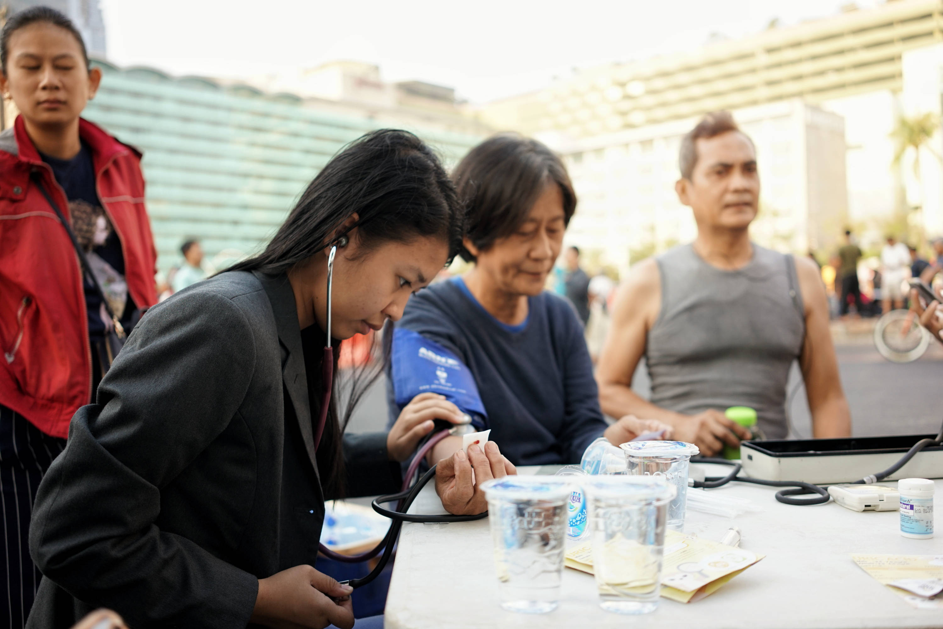 Ilustrasi--Pemeriksaan tekanan darah gratis di ajang Car Free Day Bundaran HI, Jakarta Pusat.
