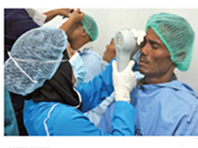 OPERASI KATARAK: Seorang dokter melakukan pemeriksaan akhir pada mata pasien katarak sebelum menjalani operasi 