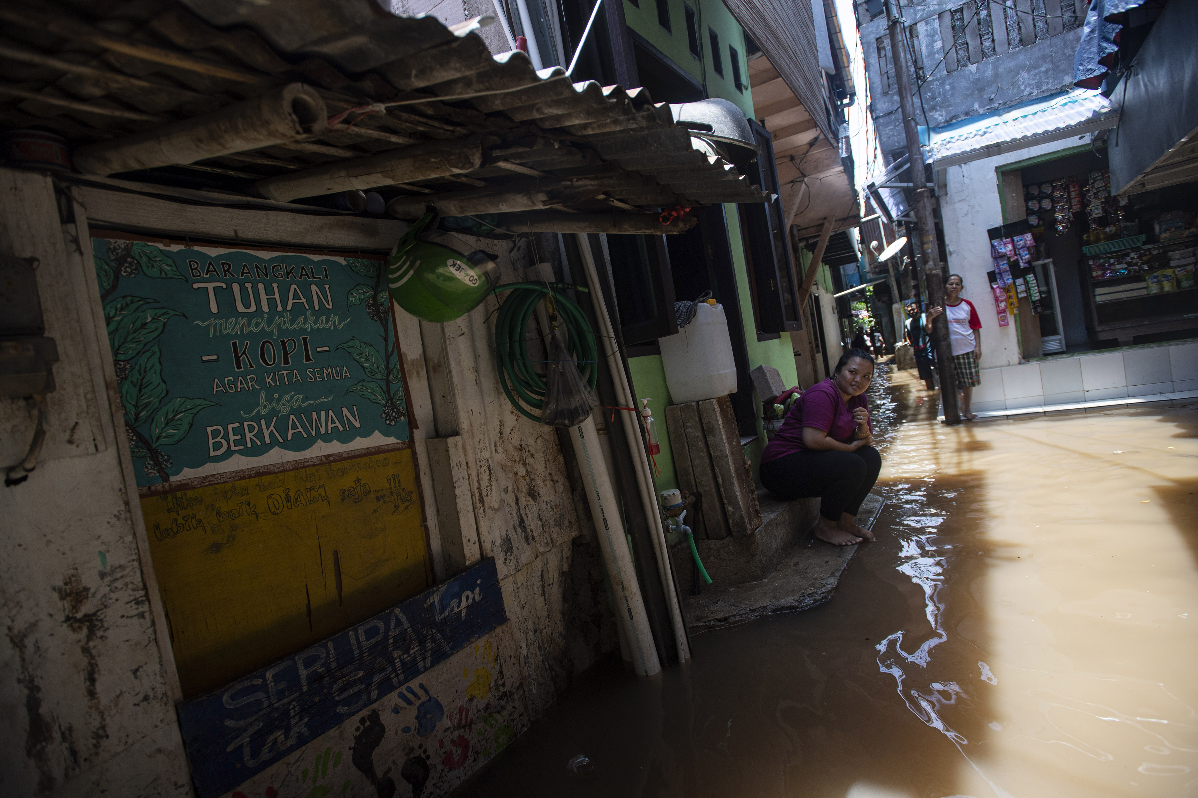 banjir melanda kawasan permukiman di Petogogan, Kebayoran Baru, Jakarta Selatan