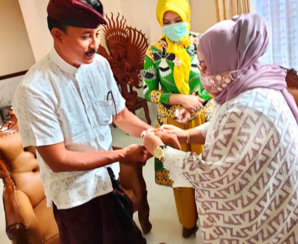 Wakil Ketua DPRD Kalteng Faridawaty Darland Atjeh  memasangkan gelang lilis lamiang ke tangan Kadis Pariwisata Provinsi Bali Saat study Band