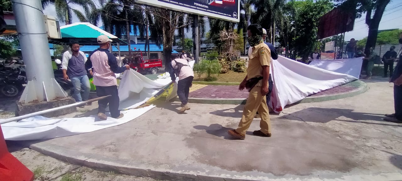 Alat peraga kampanye di Kalteng yang menyalahi aturan ditertibkan petugas gabungan Satpol-PP, Bawaslu dan KPU Kalteng.