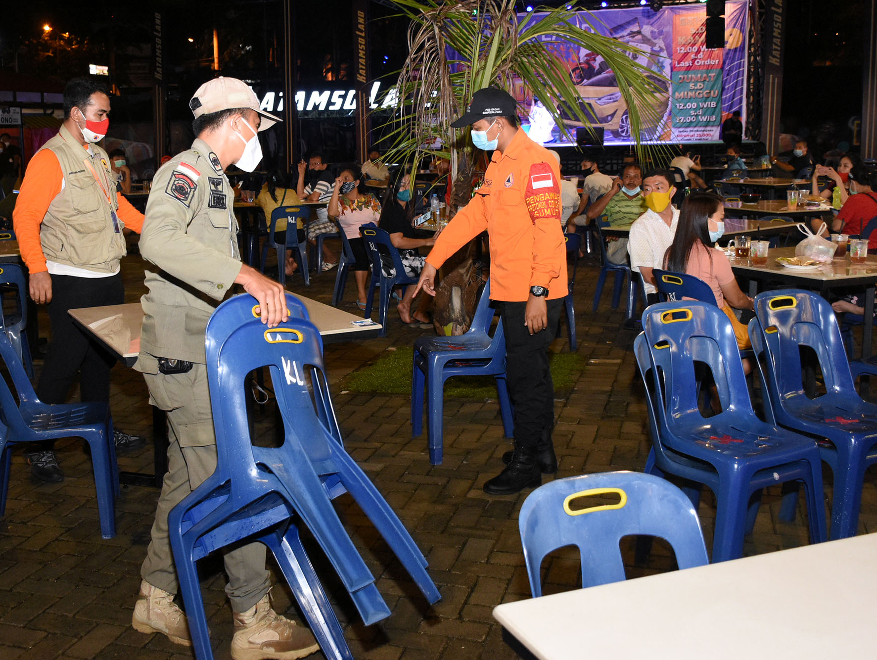  RAZIA: Sejumlah personel Satgas Penanganan Covid-19 Medan, Binjai, Deliserdang saat melakukan razia penegakan protokol kesehatan di Medan.