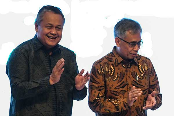 Gubernur BI Perry Warjiyo (kiri) dan Ketua Dewan Komisioner OJK Wimboh Santoso (kanan).
