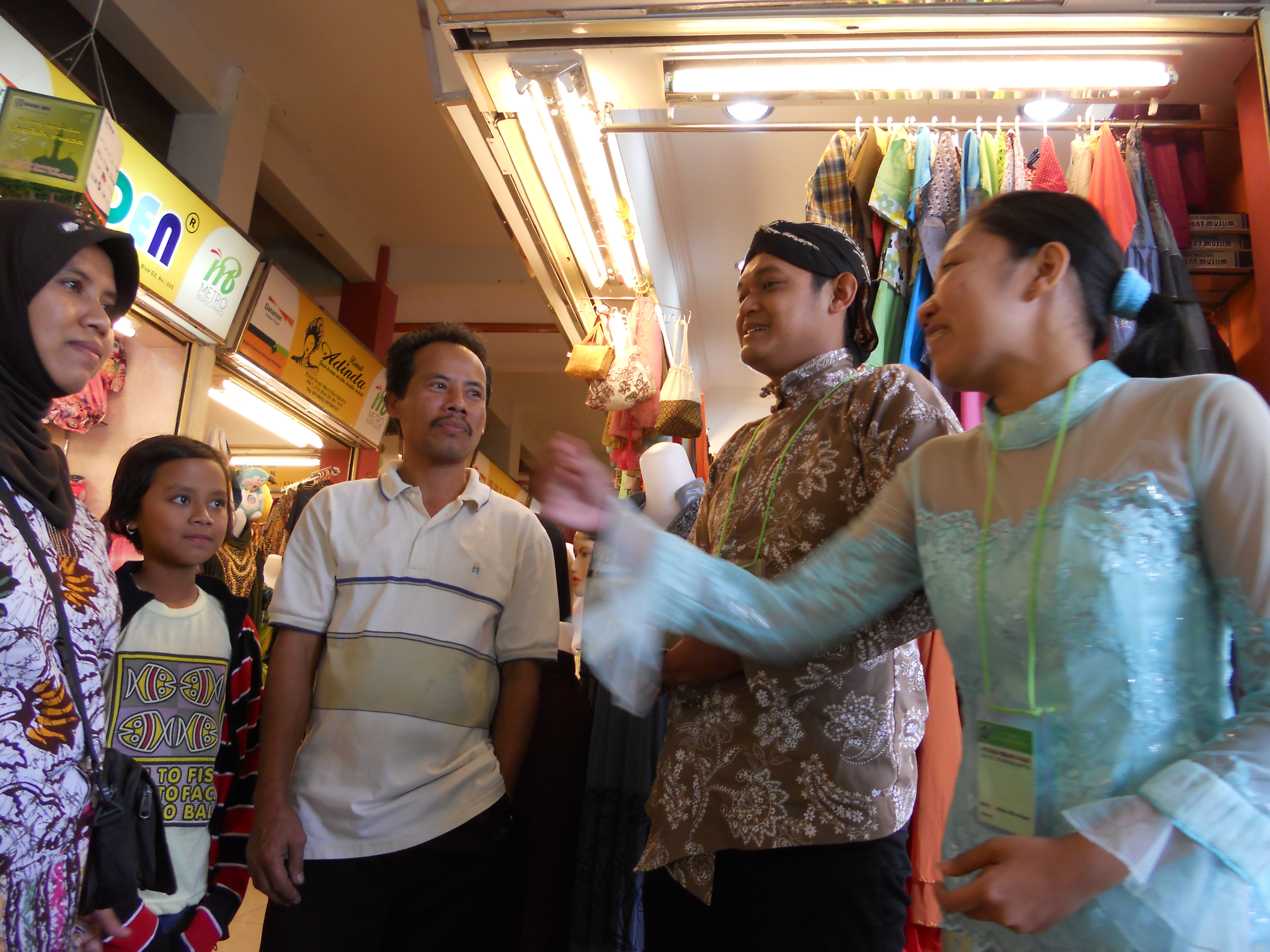 Suasana Pasar Beringharjo Yogyakarta sebelum terjadi pandemi covid-19. Ada pemandu yang memudahkan warga berbelanja.